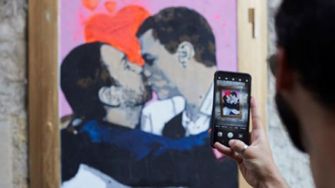 Pedro Sánchez y Pablo Iglesias, en una obra del artista TVBoy en Barcelona. / EFE Pedro Sánchez y Pablo Iglesias, en una obra del artista TVBoy en Barcelona. / EFE