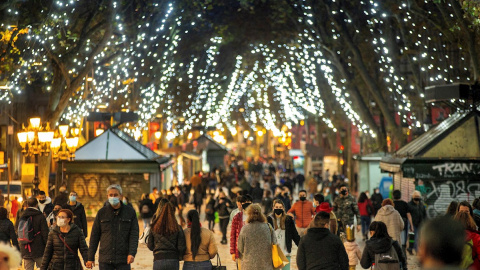 18/12/2020.- Ambiente en las Ramblas de Barcelona, este viernes. 18/12/2020.- Ambiente en las Ramblas de Barcelona, este viernes.