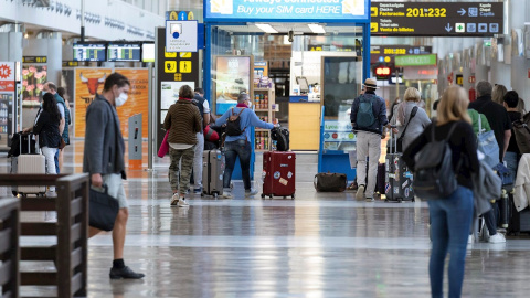 Llegada de turistas al aeropuerto de Tenerife Sur, en una imagen de archivo. Llegada de turistas al aeropuerto de Tenerife Sur, en una imagen de archivo.