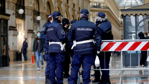 05/12/2020.- Agentes de la Policía en Milán (Italia). 05/12/2020.- Agentes de la Policía en Milán (Italia).