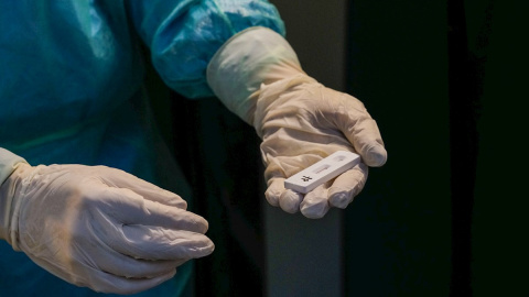 Un sanitario con un test, en una imagen de archivo. Un sanitario con un test, en una imagen de archivo.