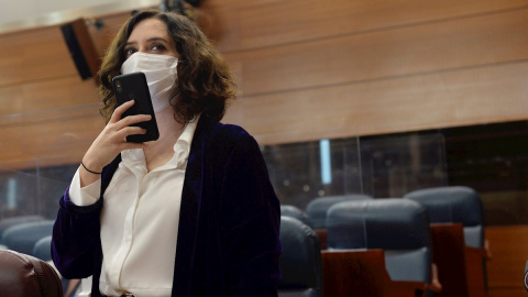 La presidenta de la Comunidad de Madrid, Isabel Díaz Ayuso, manda un mensaje con su teléfono a su llegada a la sesión del pleno de la Asamblea este jueves. La presidenta de la Comunidad de Madrid, Isabel Díaz Ayuso, manda un mensaje con su teléfono a su llegada a la sesión del pleno de la Asamblea este jueves.