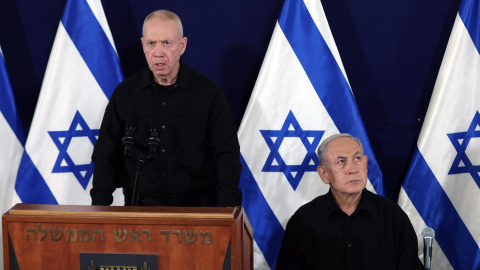 Imagen de archivo del Primer Ministro de Israel, Benjamin Netanyahu (izq.), y el Ministro de Defensa, Yoav Gallant (dcha.), en una conferencia de prensa en la base militar de Kirya, en Tel Aviv, Israel. Imagen de archivo del Primer Ministro de Israel, Benjamin Netanyahu (izq.), y el Ministro de Defensa, Yoav Gallant (dcha.), en una conferencia de prensa en la base militar de Kirya, en Tel Aviv, Israel.