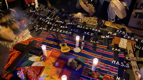 Decenas de peruanos se manifiestan ante la Embajada de Perú Decenas de peruanos se manifiestan ante la Embajada de Perú