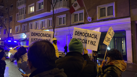Decenas de peruanos se manifiestan ante la Embajada de Perú Decenas de peruanos se manifiestan ante la Embajada de Perú