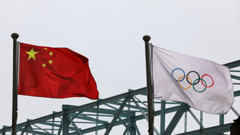 La bandera nacional china ondea junto a una bandera olímpica en el Comité Organizador de los Juegos Olímpicos y Paralímpicos de Invierno de 2022 en Beijing. La bandera nacional china ondea junto a una bandera olímpica en el Comité Organizador de los Juegos Olímpicos y Paralímpicos de Invierno de 2022 en Beijing.