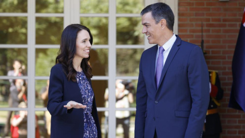 El presidente del Gobierno, Pedro Sánchez, y la primera ministra de Nueva Zelanda, Jacinda Ardern, en el Palacio de la Moncloa. El presidente del Gobierno, Pedro Sánchez, y la primera ministra de Nueva Zelanda, Jacinda Ardern, en el Palacio de la Moncloa.