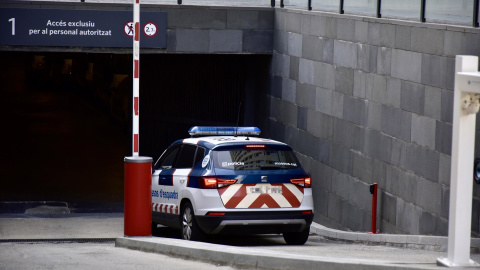 Un coche de los Mossos d’Esquadra entra en la Ciutat de la Justicia de Barcelona, a 8 de agosto de 2024, en Barcelona, Catalunya. Un coche de los Mossos d’Esquadra entra en la Ciutat de la Justicia de Barcelona, a 8 de agosto de 2024, en Barcelona, Catalunya.