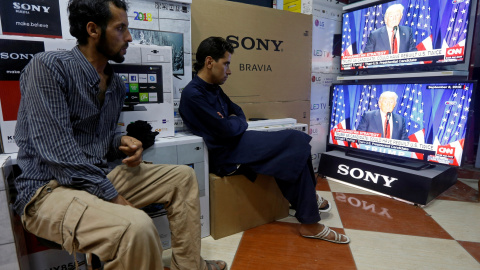 Dos hombres afganos miran la retransmisión del discurso de Donald Trump en Kabul, el 22 de agosto del 2017. REUTERS/Omar Sobhani Dos hombres afganos miran la retransmisión del discurso de Donald Trump en Kabul, el 22 de agosto del 2017. REUTERS/Omar Sobhani