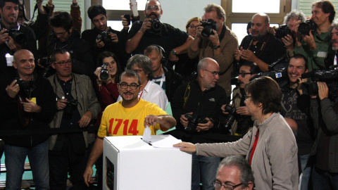 09/11/2014 - Un votant del 9-N en un col·legi de Barcelona. 09/11/2014 - Un votant del 9-N en un col·legi de Barcelona.