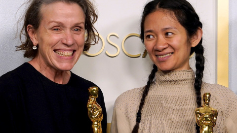 Frances McDormand y Chloe Zhao posan con sus Oscar por 'Nomadland' tras la ceremonia de la Academia de Hollywood este domingo 25 de abril de 2021. Frances McDormand y Chloe Zhao posan con sus Oscar por 'Nomadland' tras la ceremonia de la Academia de Hollywood este domingo 25 de abril de 2021.