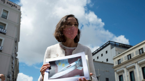 La ministra de Industria y Comercio, Reyes Maroto, muestra una fotografía de la navaja ensangrentada que ha recibido dentro de un sobre esta mañana, a su salida del Congreso de los Diputados este lunes. La ministra de Industria y Comercio, Reyes Maroto, muestra una fotografía de la navaja ensangrentada que ha recibido dentro de un sobre esta mañana, a su salida del Congreso de los Diputados este lunes.