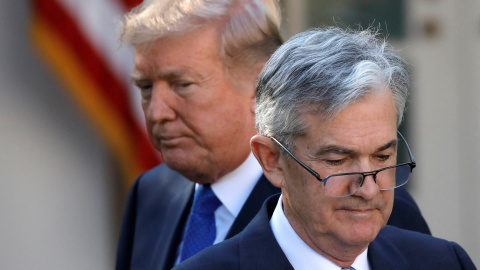 Jerome Powell con Donal Trump, en los jardines de la Casa Blanca, el día de su nominación como presidente de la Reserva Federal, en noviembre de 2017. REUTERS/Carlos Barria Jerome Powell con Donal Trump, en los jardines de la Casa Blanca, el día de su nominación como presidente de la Reserva Federal, en noviembre de 2017. REUTERS/Carlos Barria