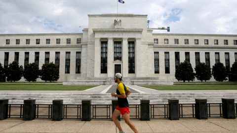 Un hombre pasa corriendo por delante del edificio de la Reserva Federal, en Washington. REUTERS/Chris Wattie Un hombre pasa corriendo por delante del edificio de la Reserva Federal, en Washington. REUTERS/Chris Wattie