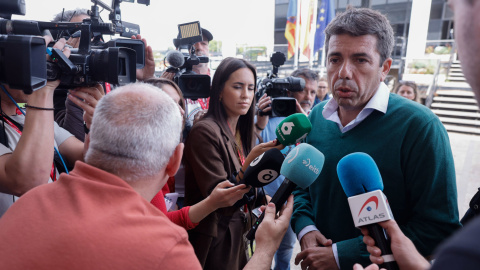 Mazón dice que estuvo "puntualmente informado" durante su comida de casi tres horas con la periodista mientras la DANA ya causaba estragos Mazón dice que estuvo "puntualmente informado" durante su comida de casi tres horas con la periodista mientras la DANA ya causaba estragos