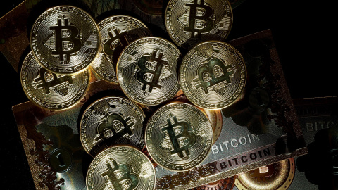 Una representación de monedas de bitcoin. REUTERS/Benoit Tessier/Illustration