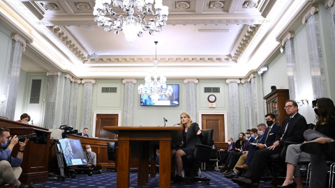 La exempleada de Facebook Frances Haugen, durante su comparecencia en la Comisión de Comercio, Ciencia y Transportes del Senado de EEUU, en la que denunció las prácticas de la red social. Matt McClain/Pool via REUTERS La exempleada de Facebook Frances Haugen, durante su comparecencia en la Comisión de Comercio, Ciencia y Transportes del Senado de EEUU, en la que denunció las prácticas de la red social. Matt McClain/Pool via REUTERS