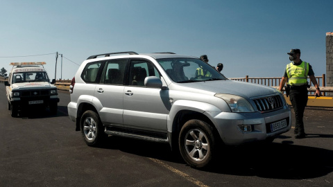 Agentes de la Guardia Civil, Protección Civil y Policía Local controlan el acceso a los vecinos que debían pasar a sus casas en la zona desalojada del municipio de Fuencaliente. Agentes de la Guardia Civil, Protección Civil y Policía Local controlan el acceso a los vecinos que debían pasar a sus casas en la zona desalojada del municipio de Fuencaliente.