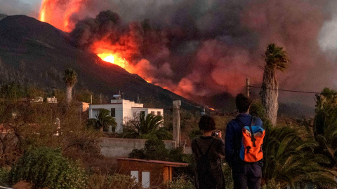 La lava que emerge de la erupción volcánica de Cumbre Vieja, en la isla canaria de La Palma, ha llegado ya al mar tras arrasar en su camino edificaciones, invernaderos y plataneras, provocando en su contacto con el agua una nube de vapor de agua y gases La lava que emerge de la erupción volcánica de Cumbre Vieja, en la isla canaria de La Palma, ha llegado ya al mar tras arrasar en su camino edificaciones, invernaderos y plataneras, provocando en su contacto con el agua una nube de vapor de agua y gases