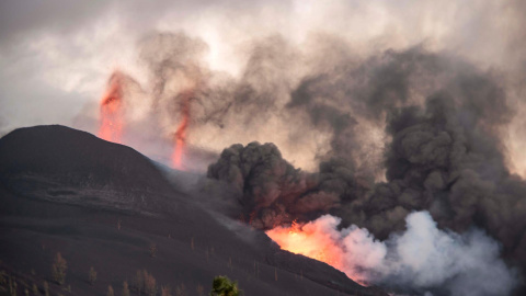 La lava que emerge de la erupción volcánica de Cumbre Vieja, en la isla canaria de La Palma este 29 de septiembre de 2021. La lava que emerge de la erupción volcánica de Cumbre Vieja, en la isla canaria de La Palma este 29 de septiembre de 2021.