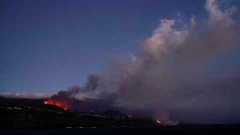 La colada de lava, vista desde el puerto de Tazacorte, este 29 de septiembre de 2021. La colada de lava, vista desde el puerto de Tazacorte, este 29 de septiembre de 2021.