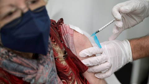 Una mujer recibe la vacuna de Pfizer en el pabellón de Expocoruña en A Coruña el pasado 22 de abril. Una mujer recibe la vacuna de Pfizer en el pabellón de Expocoruña en A Coruña el pasado 22 de abril.