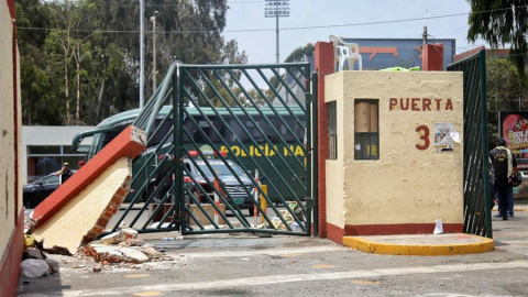 El estado en el que ha quedado una de las entradas de la Universidad Nacional Mayor de San Marcos tras la irrupción de la Policía este 21 de enero de 2023.