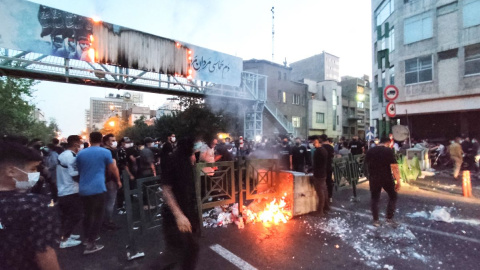 Un grupo de manifestantes iraníes queman un contenedor de basura en la capital, Teherán, durante una protesta por Mahsa Amini, a 21 de septiembre de 2022. Un grupo de manifestantes iraníes queman un contenedor de basura en la capital, Teherán, durante una protesta por Mahsa Amini, a 21 de septiembre de 2022.