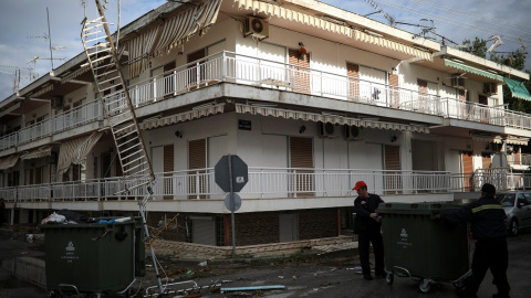 Bomberos llevan un contenedor de basura en Nea Plagia, Grecia. REUTERS/Alkis Konstantinidis