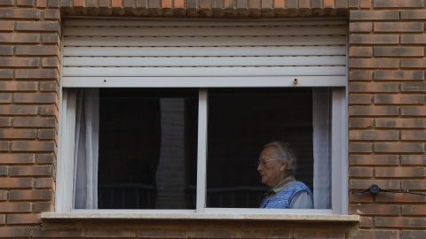 Una persona observa desde su casa las labores de limpieza en una calle en Catarroja, València, a 7 de noviembre de 2024. Una persona observa desde su casa las labores de limpieza en una calle en Catarroja, València, a 7 de noviembre de 2024.