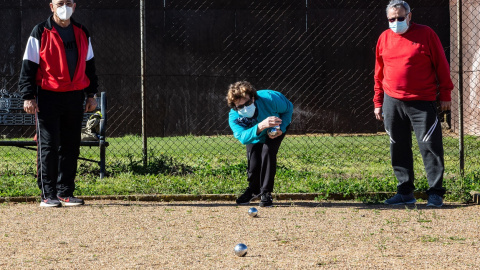 Varios ancianos juegan a petanca en el Complejo Deportivo la Granadilla, en Badajoz. E.P./Javier Pulpo Varios ancianos juegan a petanca en el Complejo Deportivo la Granadilla, en Badajoz. E.P./Javier Pulpo