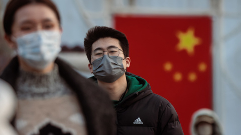Ciudadanos chinos con mascarilla en la estación de Shanghái. Ciudadanos chinos con mascarilla en la estación de Shanghái.