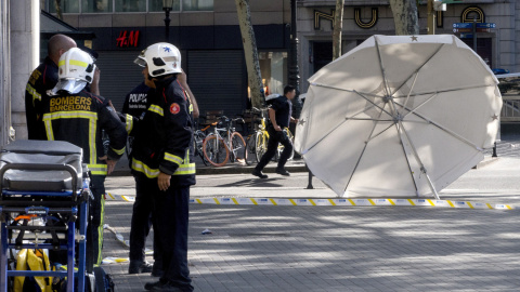 Efectivos policiales en el lugar del atentado ocurrido hoy en las Ramblas de Barcelona.-EFE