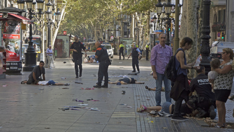 Las imágenes del atropello en Las Ramblas de Barcelona. / EFE
