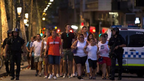 Varias personas esperan que los Mossos les permitan volver a sus casaS tras el atentado en Barcelona.- REUTERS
