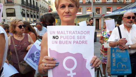 Ángela González Carreño en la concentración en apoyo a Juana Rivas / Marisa Kohan - Público Ángela González Carreño en la concentración en apoyo a Juana Rivas / Marisa Kohan - Público