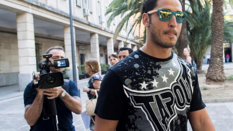 06/07/2018.- Alfonso Jesús Cabezuelo, uno de los cinco componentes de "La Manada", tras ser condenado a nueve años de cárcel tras abusar sexualmente de una joven madrileña en Pamplona durante los Sanfermines de 2016, a su llegada hoy al juzgado de gua 06/07/2018.- Alfonso Jesús Cabezuelo, uno de los cinco componentes de "La Manada", tras ser condenado a nueve años de cárcel tras abusar sexualmente de una joven madrileña en Pamplona durante los Sanfermines de 2016, a su llegada hoy al juzgado de gua