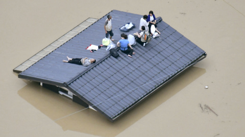 Varias personas esperan encima de un tejado a ser rescatadas, después de las inundaciones provocadas por las lluvias torrenciales de Japón./REUTERS Varias personas esperan encima de un tejado a ser rescatadas, después de las inundaciones provocadas por las lluvias torrenciales de Japón./REUTERS