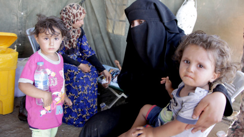 Una familia de sirios desplazados descansa en una tienda de campaña en el paso fronterizo de Nasib.EFE/Ahmad Abdo Una familia de sirios desplazados descansa en una tienda de campaña en el paso fronterizo de Nasib.EFE/Ahmad Abdo
