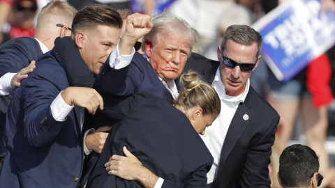 Donald Trump es evacuado de un mitin en Pensilvania tras recibir un disparo cerca de la oreja. Donald Trump es evacuado de un mitin en Pensilvania tras recibir un disparo cerca de la oreja.
