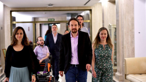 El secretario general de Podemos, Pablo Iglesias, acompañado de los diputados Ione Belarra, Victoria Rosell, Pablo Echenique y Alberto Rodríguez, antes de la última reunión con Pedro Sánchez / Daniel Gago - Podemos El secretario general de Podemos, Pablo Iglesias, acompañado de los diputados Ione Belarra, Victoria Rosell, Pablo Echenique y Alberto Rodríguez, antes de la última reunión con Pedro Sánchez / Daniel Gago - Podemos