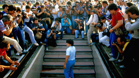 Maradona, en su presentación en Nápoles. Maradona, en su presentación en Nápoles.