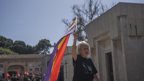 19/06/2024 Una mujer durante el homenaje a las víctimas del franquismo, en el Cementerio General de Valencia, a 13 de abril de 2024.