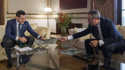 Juan Espadas entrega el documento con las propuestas del PSOE al presidente de la Junta, Juanma Moreno durante su reunión de la semana pasada. Juan Espadas entrega el documento con las propuestas del PSOE al presidente de la Junta, Juanma Moreno durante su reunión de la semana pasada.