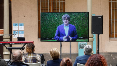 El expresidente de la Generalitat de Cataluña, Carles Puigdemont habla telemáticamente en un evento. El expresidente de la Generalitat de Cataluña, Carles Puigdemont habla telemáticamente en un evento.