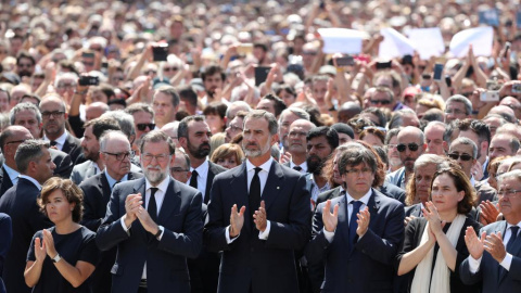 El rey y otras autoridades en la manifestación en Barcelona por los atentados / Reuters El rey y otras autoridades en la manifestación en Barcelona por los atentados / Reuters