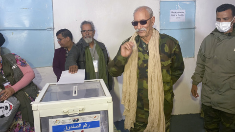 El actual secretario general del Frente Polisario, Brahim Gali vota en las elecciones en el Congreso del movimiento saharaui . El actual secretario general del Frente Polisario, Brahim Gali vota en las elecciones en el Congreso del movimiento saharaui .