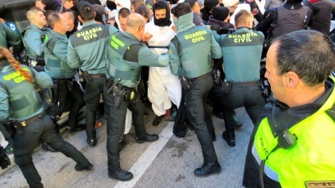 Las Guardia Civil trata de desalojar una protesta de activistas por la vivienda en Collado Villalba (Madrid). Las Guardia Civil trata de desalojar una protesta de activistas por la vivienda en Collado Villalba (Madrid).
