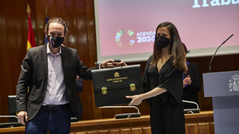 Pablo Iglesias e Ione Belarra, en el acto de traspaso de la cartera ministerial de Derechos Sociales y Agenda 2030, tras su salida del Gobierno de coalición. E.P./J. Hellín/POOL Pablo Iglesias e Ione Belarra, en el acto de traspaso de la cartera ministerial de Derechos Sociales y Agenda 2030, tras su salida del Gobierno de coalición. E.P./J. Hellín/POOL