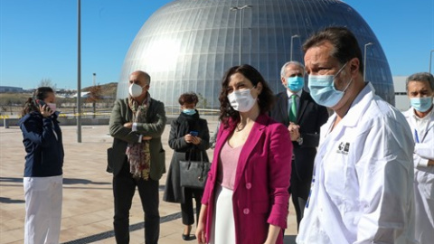 La presidenta de la Comunidad de Madrid, Isabel Díaz Ayuso (4d), junto al consejero de Sanidad, Enrique Ruiz Escudero (3d), y el viceconsejero de Sanidad, Antonio Zapatero (2i), durante su visita al inicio del proceso de vacunación contra el COVID-19 qu La presidenta de la Comunidad de Madrid, Isabel Díaz Ayuso (4d), junto al consejero de Sanidad, Enrique Ruiz Escudero (3d), y el viceconsejero de Sanidad, Antonio Zapatero (2i), durante su visita al inicio del proceso de vacunación contra el COVID-19 qu
